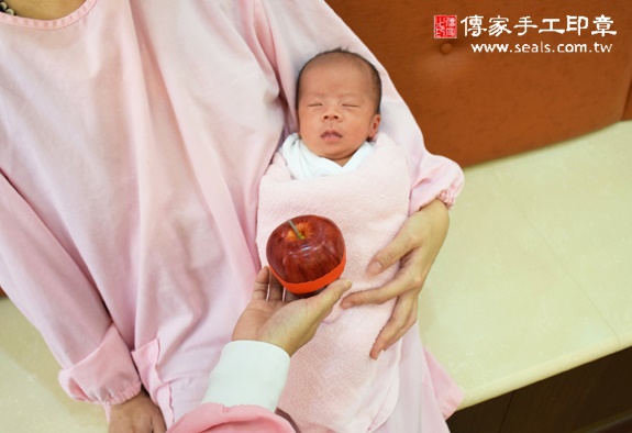 方弟弟(新北中和區到府嬰兒寶寶滿月剃頭理髮、免費到府嬰兒剃胎毛儀式吉祥話)。到府剃頭剃胎毛主持、專業拍照、DVD光碟、證書。★購買「臍帶章、肚臍章、胎毛筆刷印章」贈送：剃頭、收涎、抓周，三選一。2015.11.19 照片8
